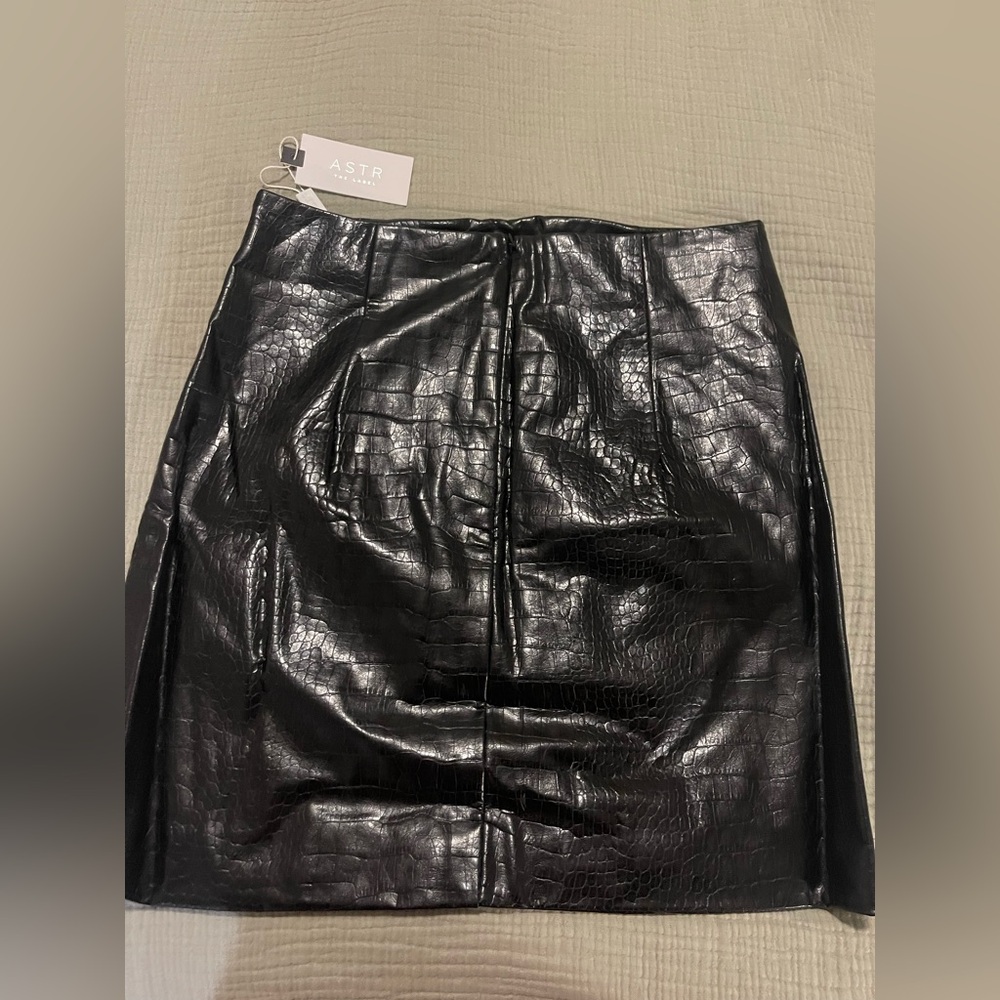 Audrey Faux Leather Mini Skirt
Color: BLACK / M